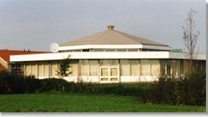 024 koepel.jpg - The center point of the community of Yogic Flyers in Lelystad, Holland is this dome, a centre of Pure Knowledge where their group practice creates coherence for the country. The communities? Invincibility School has received praise from government inspectors in the past, paving the way for Dr Gelderloos' Winfort Schools of Excellence.
